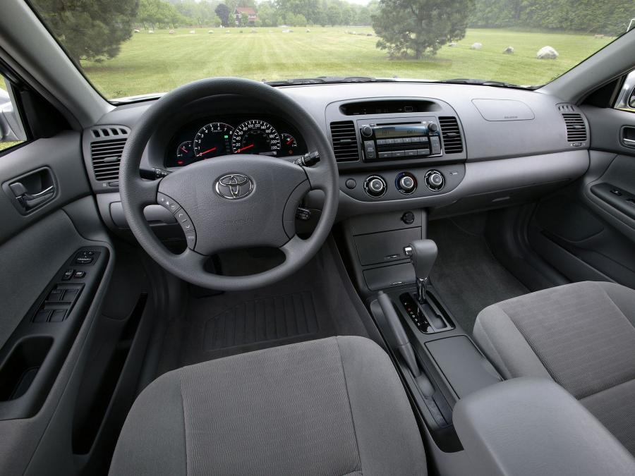  Toyota Camry LE 2004 года  (US) (фото 9 из 10)